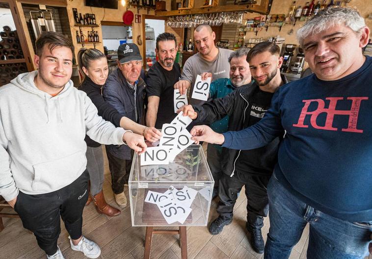 Vecinos de Cuevas del Campo simulan una votación para el referéndum sobre el cambio de las fechas de las fiestas patronales.