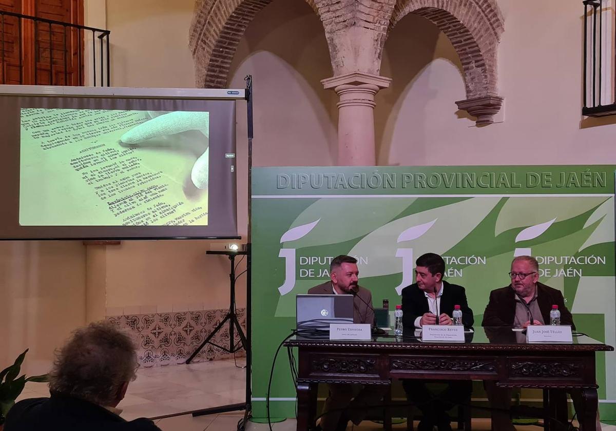 Pedro Espinosa, Paco Reyes y Juan José Tellez, durante la presentación del podcast, con una imagen del manuscrito de Aceituneros de Jaén de fondo.