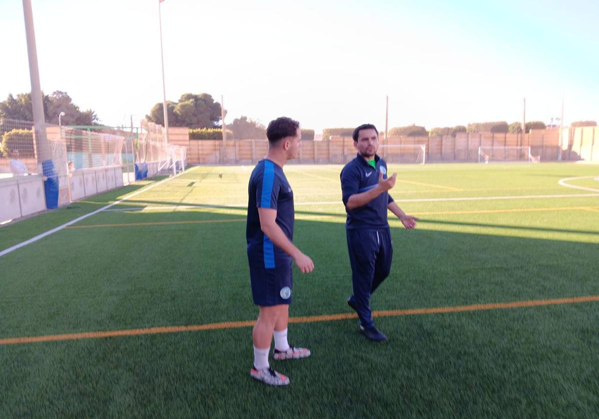 Ricardo Ballestín, a la derecha, debutó con victoria como entrenador del equipo celeste.