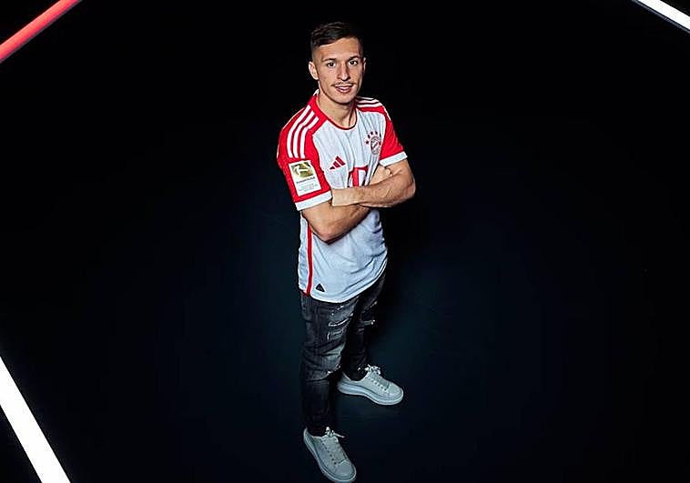 Bryan Zaragoza posa como nuevo futbolista del Bayern de Múnich.