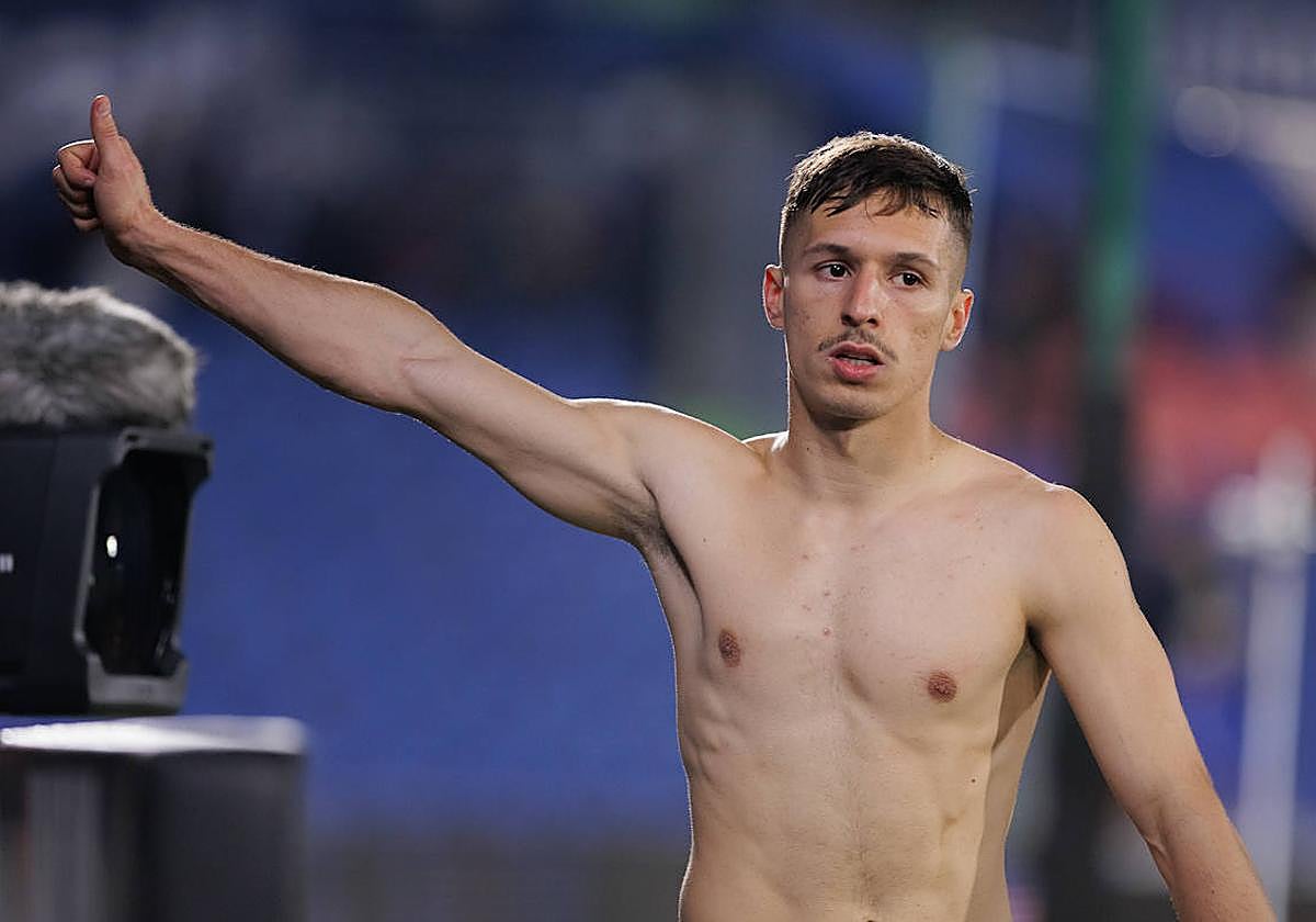 Bryan Zaragoza dio su camiseta tras el partido contra el Getafe en el Coliseum.