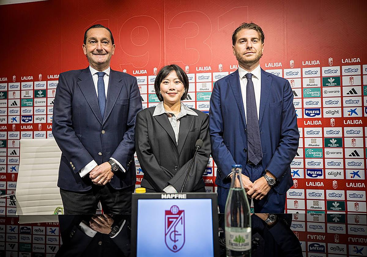 Alfredo García Amado, director general; Sophia Yang, presidenta; y Matteo Tognozzi, director deportivo, en la presentación del italiano.