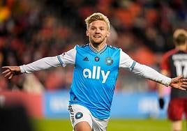 Kamil Józwiak celebra un gol en la MLS.