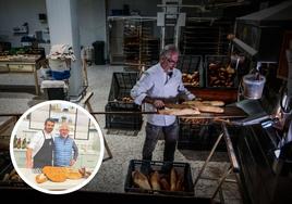 Miguel Caballero Baena, junto al cocinero de Canal Sur y en su obrador de Alfacar.