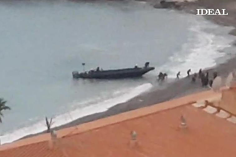 Desembarco de inmigrantes en la playa de Velilla.