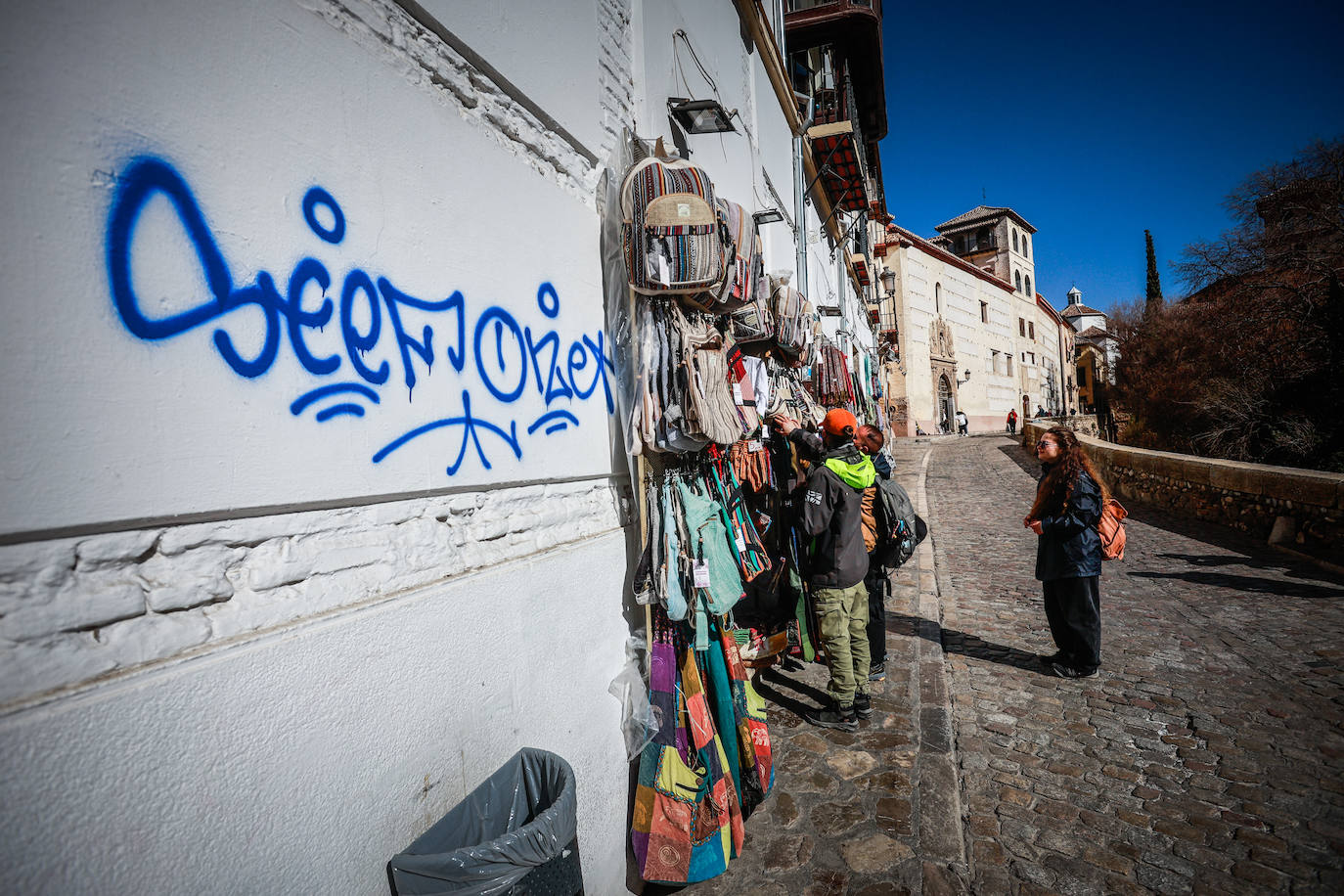 Las imágenes de nuevos actos vandálicos en el patrominio de Granada