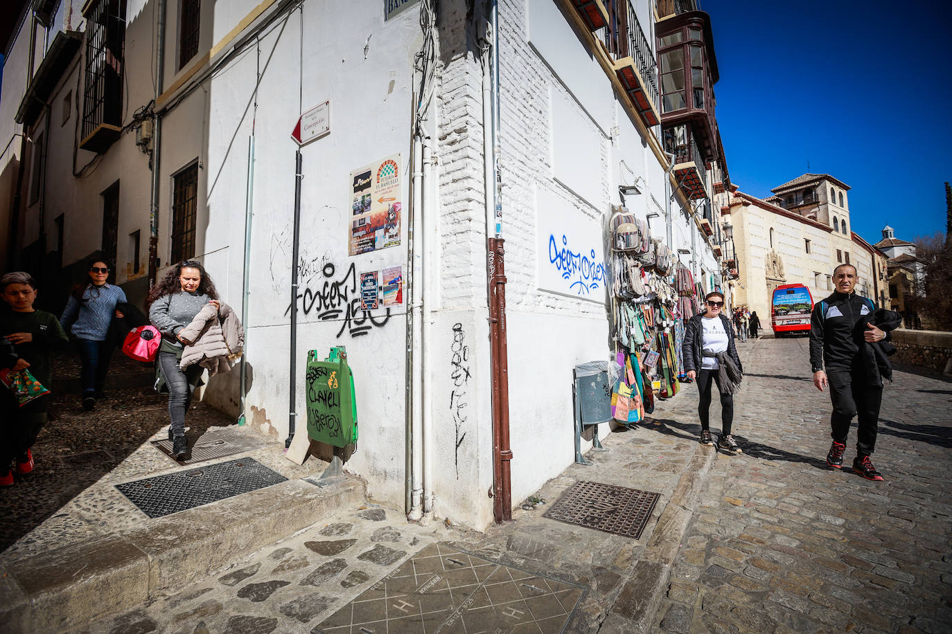 Las imágenes de nuevos actos vandálicos en el patrominio de Granada