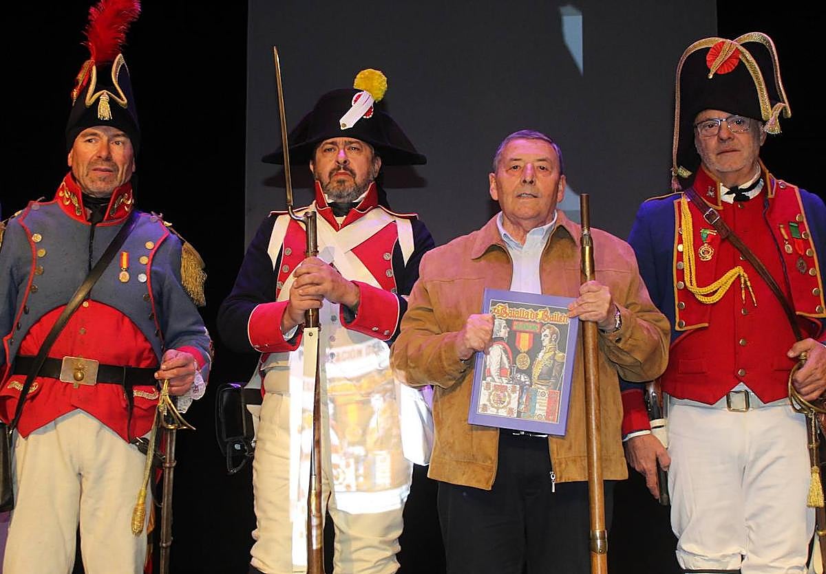 El autor, acompañado por varios figurantes, en la presentación, en Vilches.