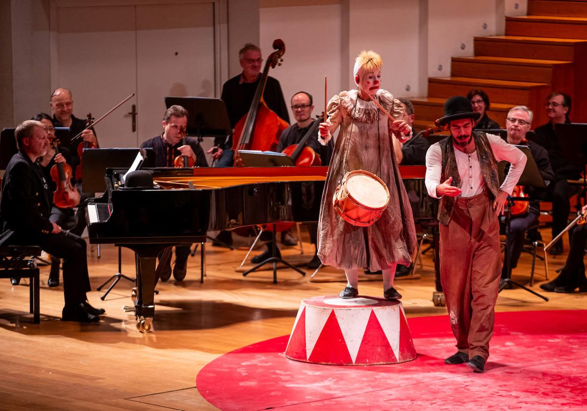 José López-Montes, al piano, al frente de la OCG, y Elisa Ramos con Noé Lifona, en la interpretación.