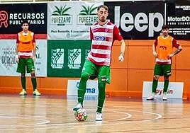 Juanra pisa el balón en un partido de esta temporada.