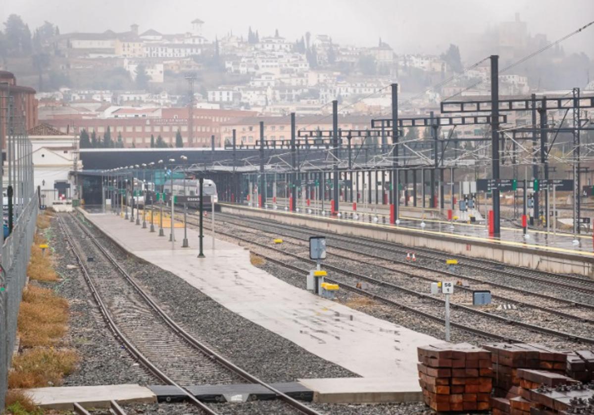 La playa de vías de la estación de trenes, vista desde la calle Halcón.