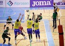 Víctor Rodríguez intenta superar el triple bloqueo de Zonca, Jean Pascal y Finoli.