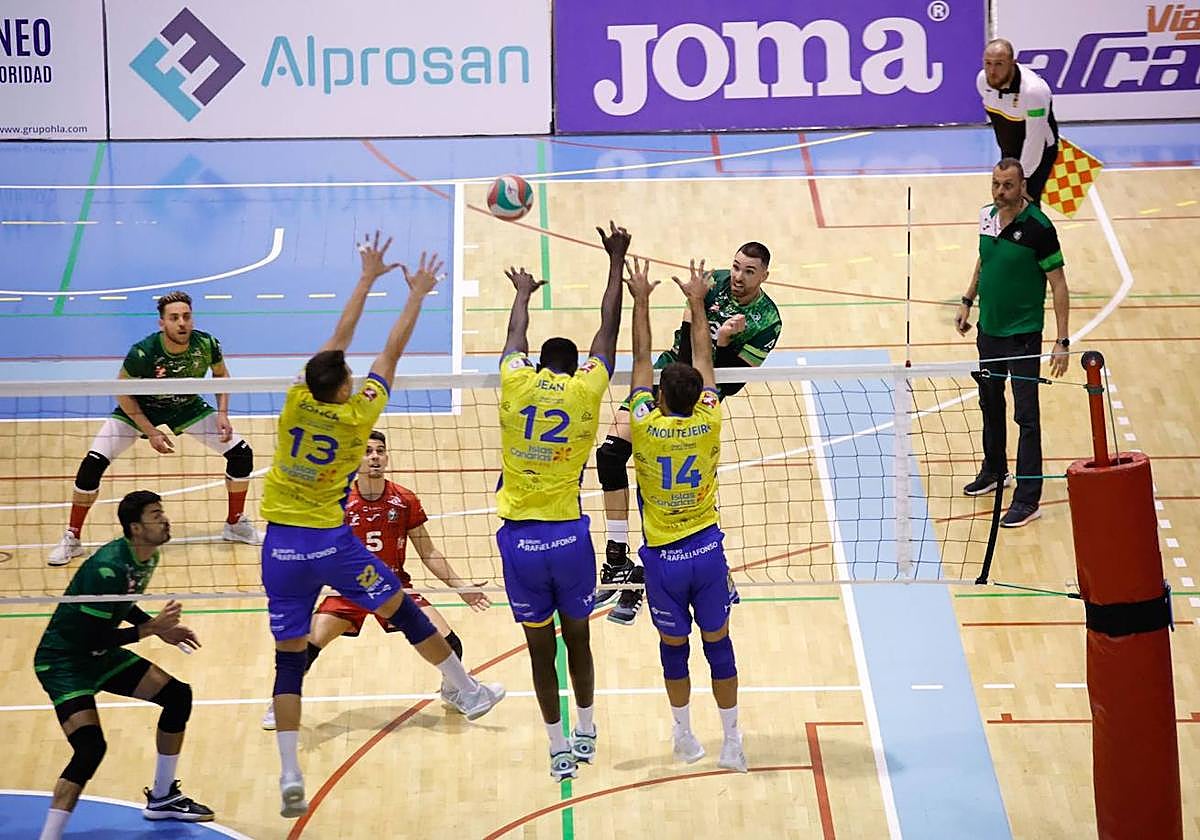 Víctor Rodríguez intenta superar el triple bloqueo de Zonca, Jean Pascal y Finoli.