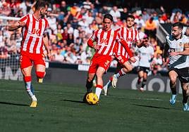 Es una sensación óptica, pero Arribas conduce el balón parar una UDA cuesta abajo.