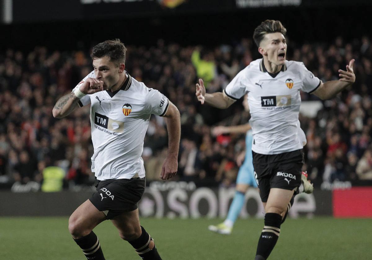 Hugo Duro celebra el gol en el último pratido jugado en Mestalla.