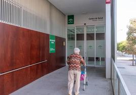 Una paciente accede al centro de salud Albayda-La Cruz de Granada.