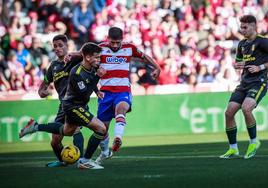 Bruno Méndez remata a puerta en la acción que acabó con su gol.