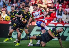 Un defensa de Las Palmas repele un disparo de Sergio Ruiz tras una acción individual.