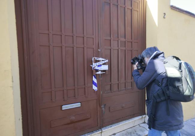 Puerta de la vivienda custodiada.