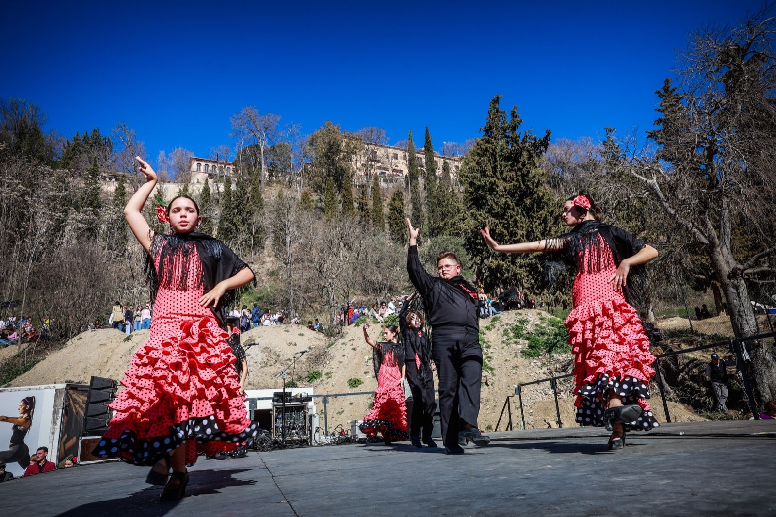 Las imágenes de la celebración de San Cecilio en Granada: salaíllas y habas para todos