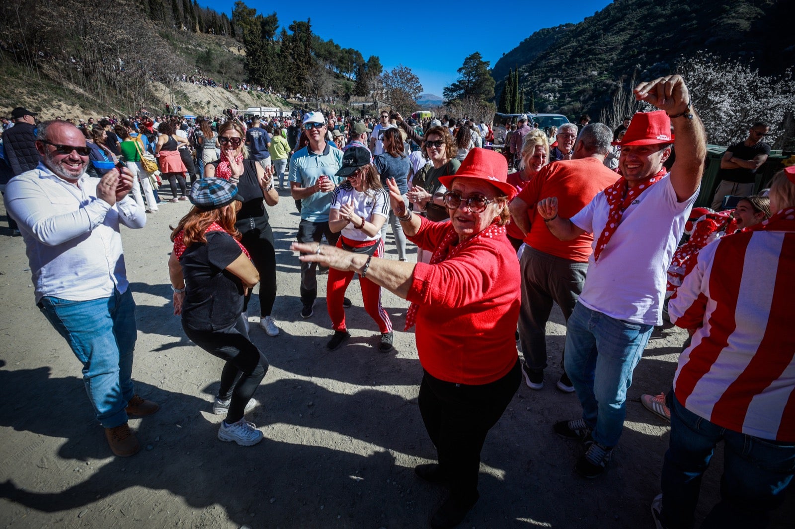 Las imágenes de la celebración de San Cecilio en Granada: salaíllas y habas para todos