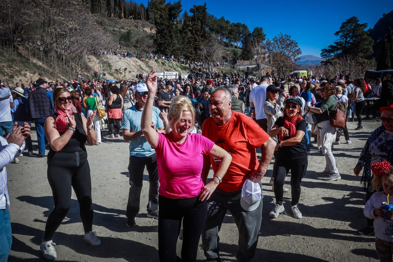 Las imágenes de la celebración de San Cecilio en Granada: salaíllas y habas para todos