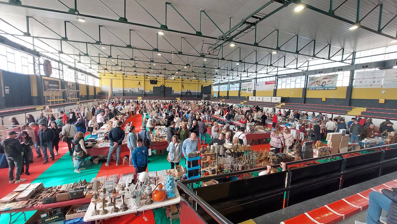 Visitantes a la nave en la que se ha desarrollado la feria.