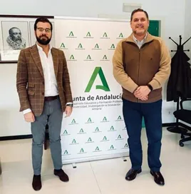 El alcalde de Enix, Álvaro Izquierdo, junto al delegado territorial de Educación de la Junta de Andalucía, Francisco Alonso.