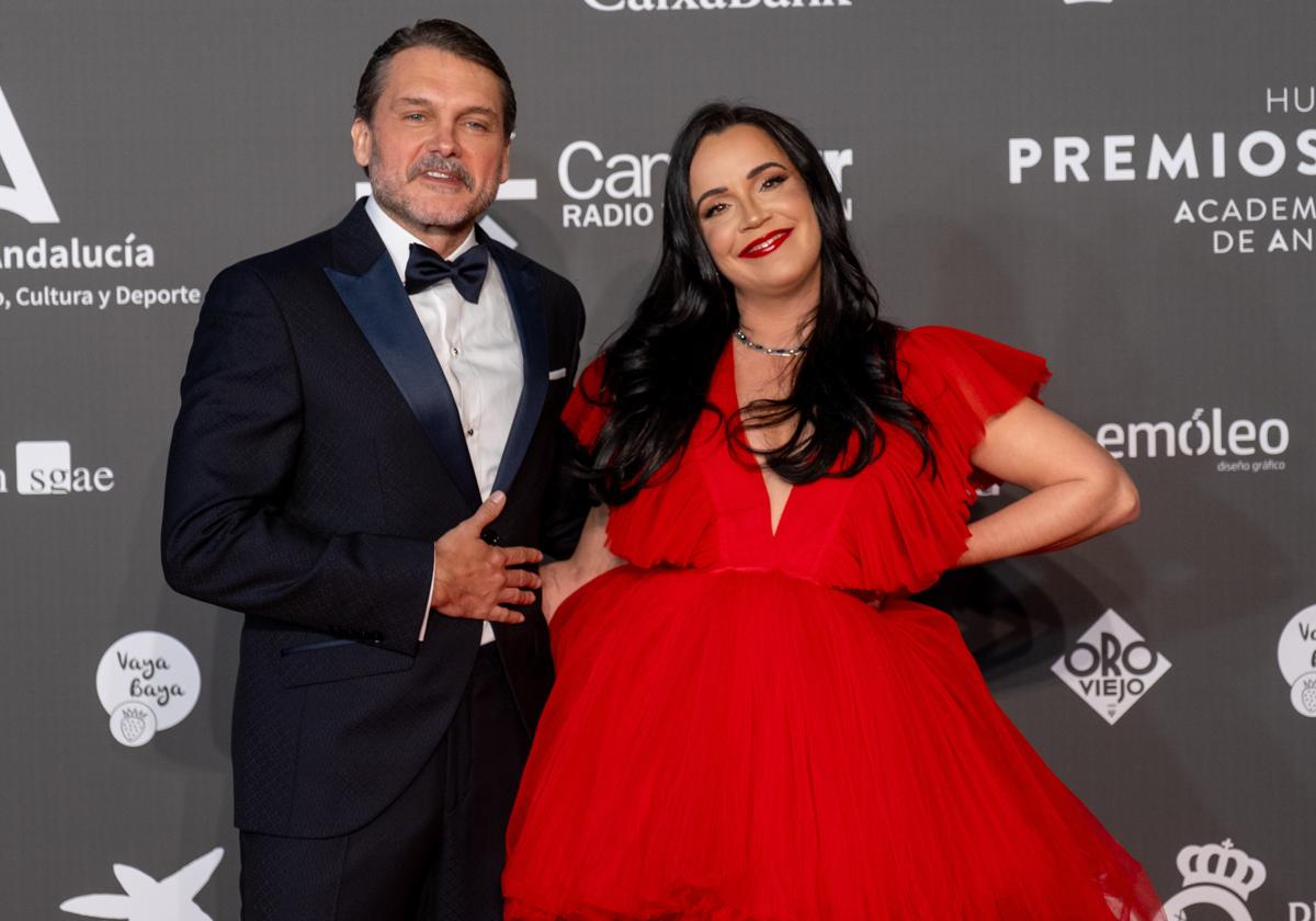 La cómica granadina 'Martita de Graná', junto a Salva Reina, posando como los presentadores de la gala.