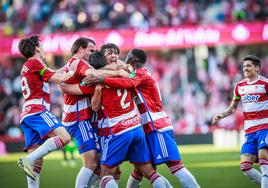 Los futbolistas del Granada celebran el gol de Bruno Méndez a Las Palmas.