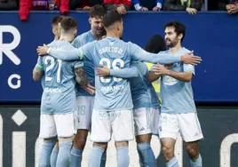 Los futbolistas del Celta celebran uno de sus goles en El Sadar.