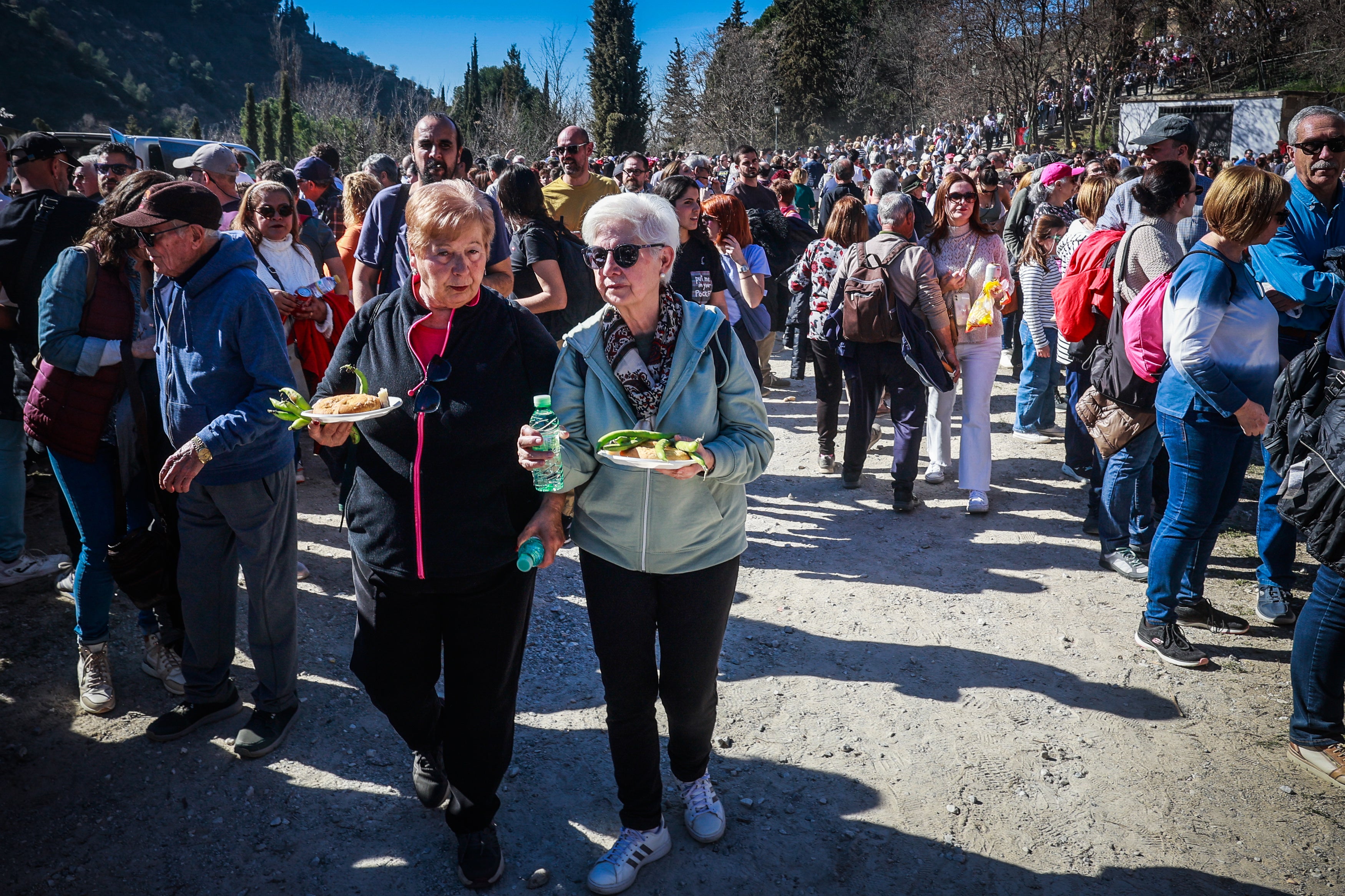 Cientos de granadinos celebran San Cecilio junto a la Abadía del Sacromonte.