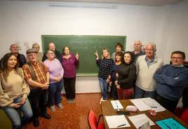 Alumnos ingles y españoles, todos vecinos de El Turro, junto al profe y alcalde (a la derecha).