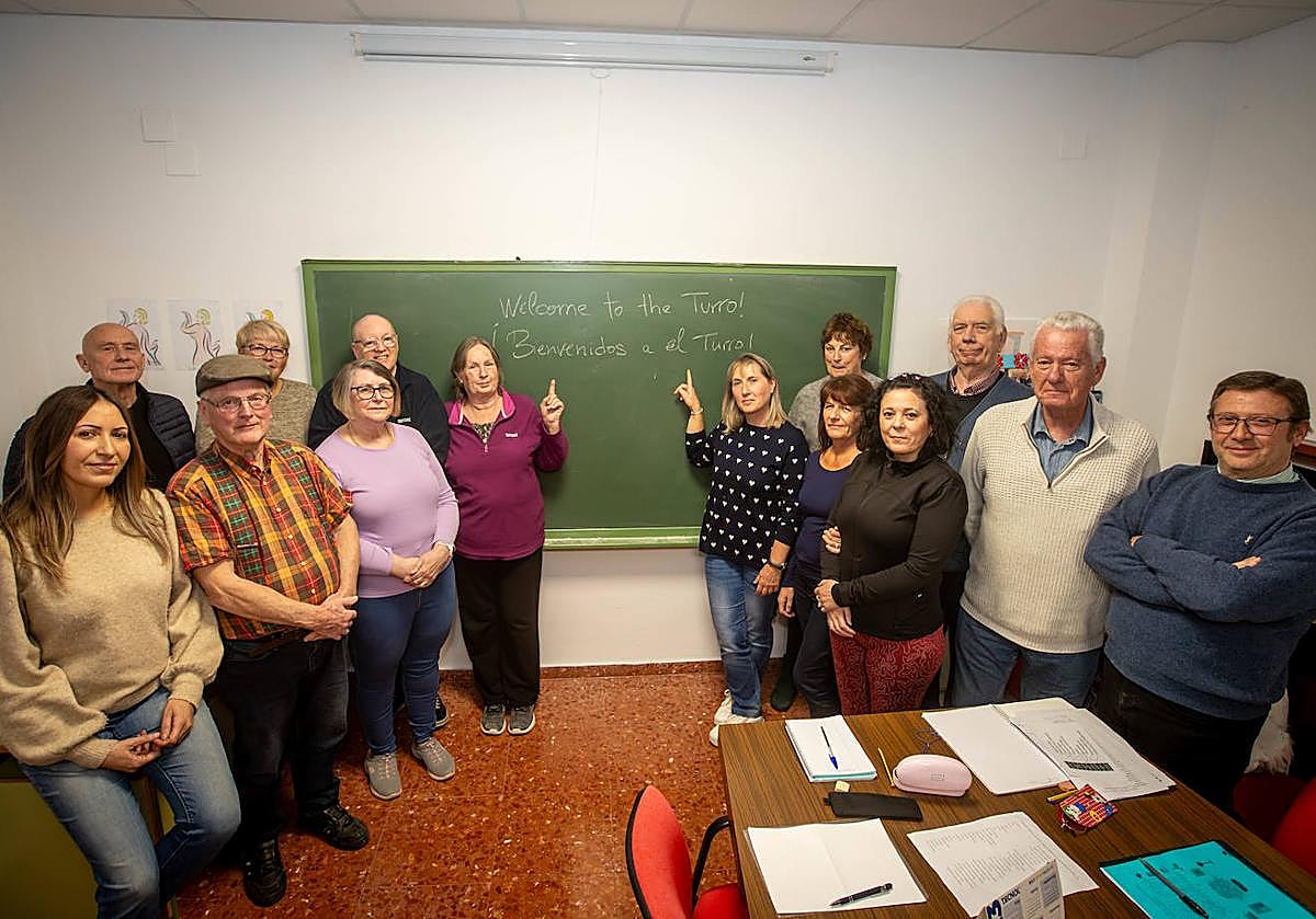 Alumnos ingles y españoles, todos vecinos de El Turro, junto al profe y alcalde (a la derecha).