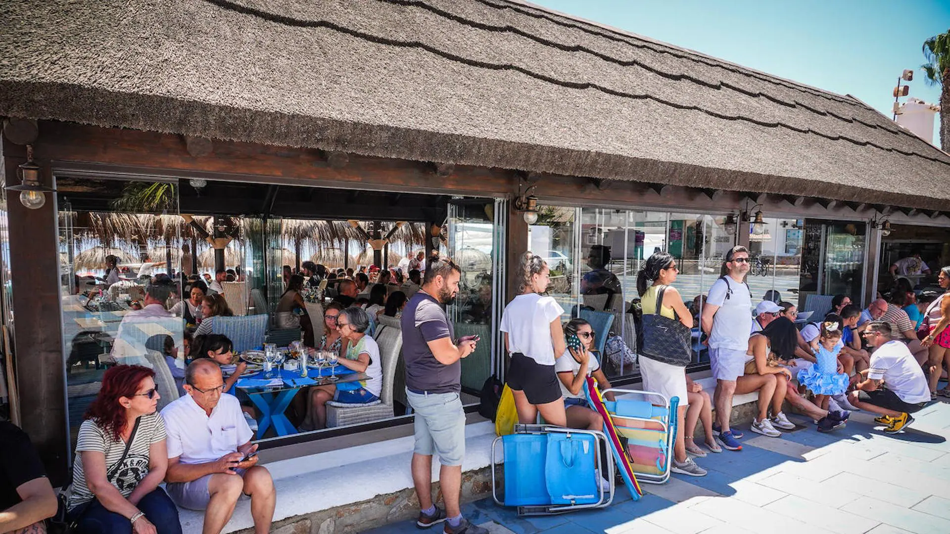 El buen tiempo trae colas para coger mesa en los chiringuitos de la Costa |  Ideal