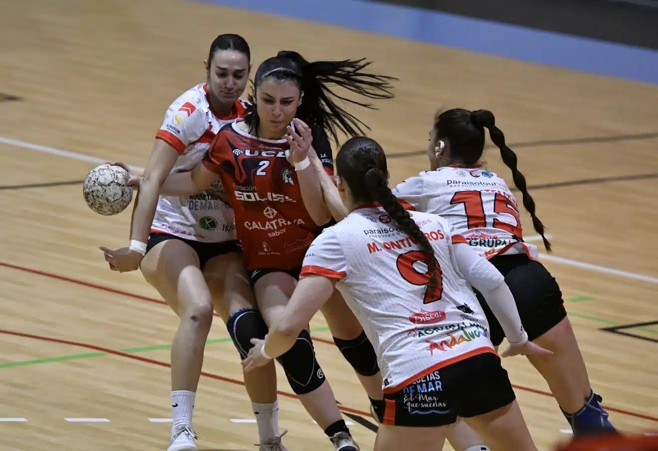 Marta Ontiveros y Lucía Montellano defienden la acción ante Noelia Domínguez.