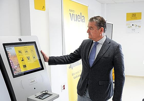 El consejero de la Presidencia, Antonio Sanz, en una vista a uno de los puntos digitales 'Vuela' de la Junta.