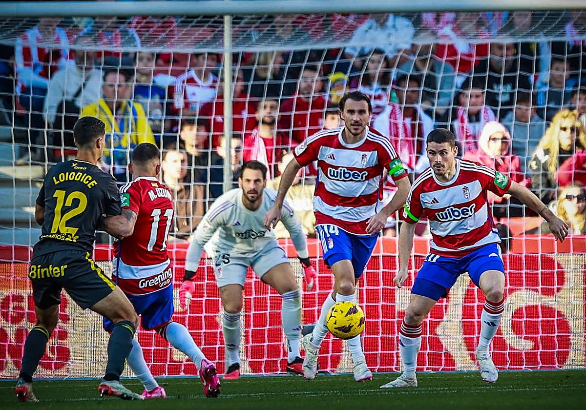 Sergio Ruiz, Ignasi Miquel y Myrto Uzuni protegen a Augusto Batalla en la frontal.