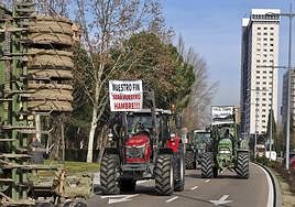 Los agricultores se manifiestan en una tractorada no convocada frente a la Consejería de Agricultura, este lunes en Valladolid.
