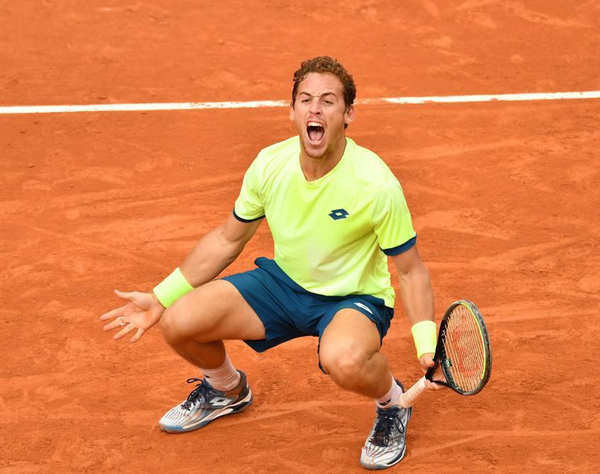 Roberto Carballés celebra un punto eufórico en tierra batida.