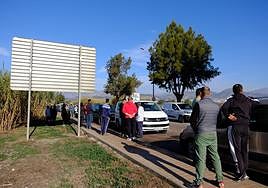 La falta de apoyo desinfla una concentración espontánea de agricultores en el puerto de Motril