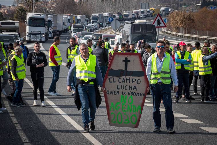 Un ataud en la movilización de los agricultores de este martes en la autovía.