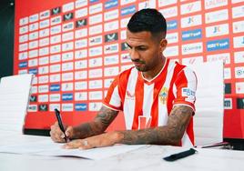Jonathan Viera firma el contrato que le une a la UD Almería.