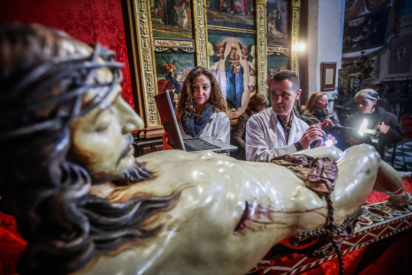 Alejandra Arroyo y Víctor Menguiano haciendo el chequeo al Cristo de José de Mora.