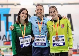 Una Stancev, en el centro con su medalla de oro, junto a sus dos compañeras en el podio de Antequera.