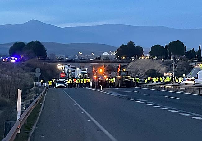 Cortes en la A-92 por las protestas de los agricultores