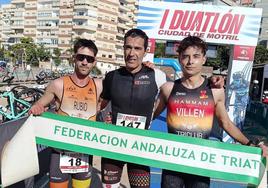 Los tres primeros de la general masculina posan a la finalización de la prueba.