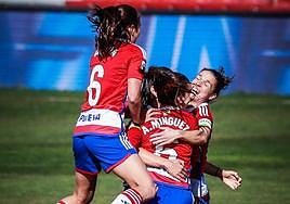 Las futbolistas del Granada abrazan a Isa Álvarez por su golazo desde el centro del campo al Athletic.