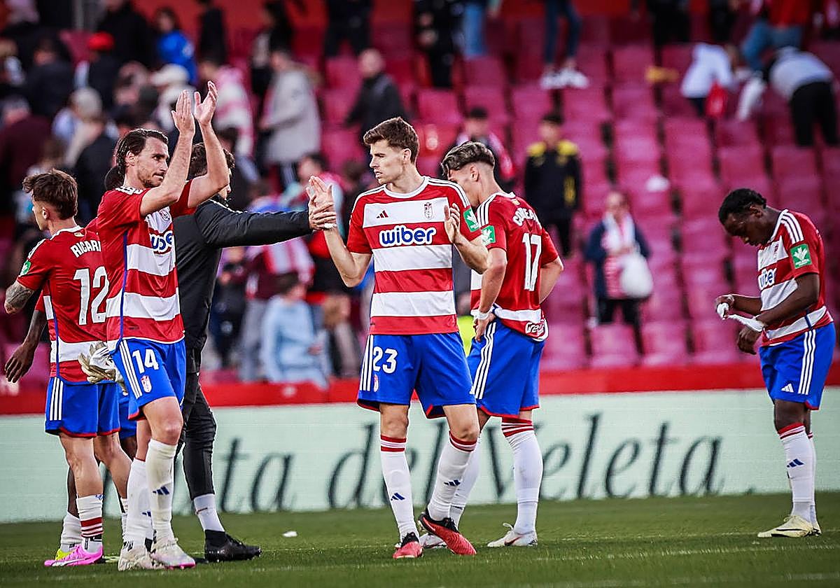 Ignasi Miquel aplaude a la afición entre la resignación general por el empate contra Las Palmas el pasado sábado en Los Cármenes.