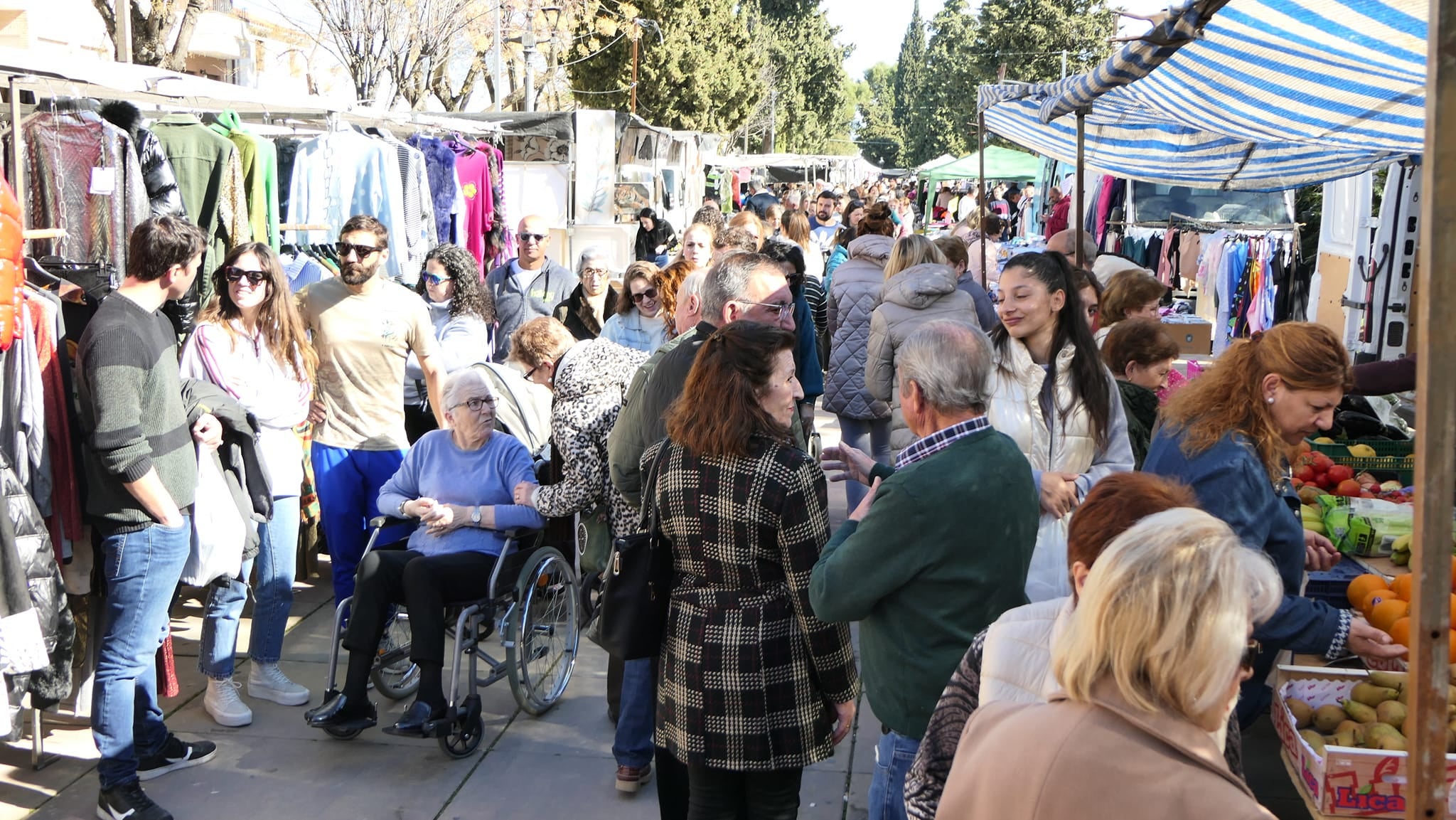 Afluencia de público al mercadillo solidario en Villacarrillo.